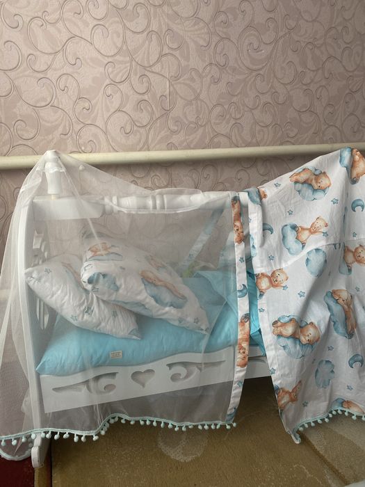 Бесік, көрпешелерімен бірге