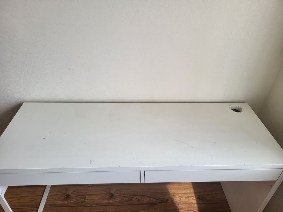 Белый стол из IKEA