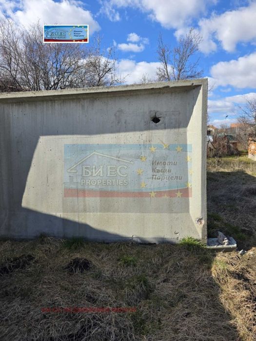 УПИ в с. Кошарево 420 м² със собствен водоизточник и 2 гаражни клетки