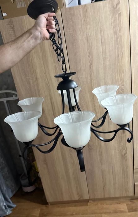 Продам люстру с шестью плафонами