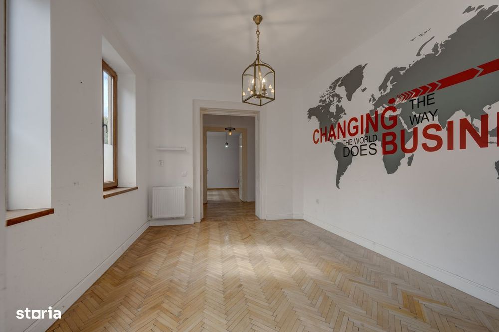 In Cartierul Evreiesc, casa 3 camere pivnita si mansarda open space.