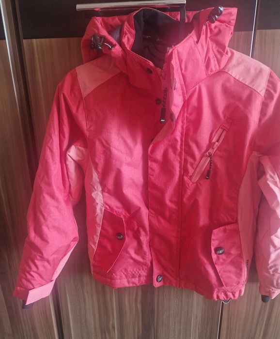 Детски якета на Benetton и Mountain peak