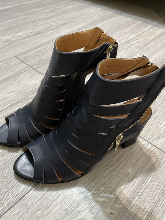 Sandale din piele cu toc