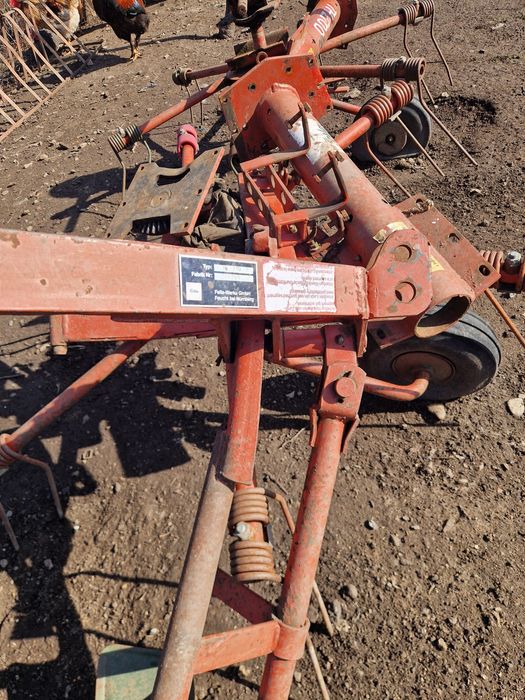 Vând grebla de întors fân