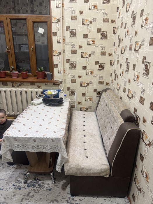 Kuxniya uchun ugolok stoli bilan sotiladi