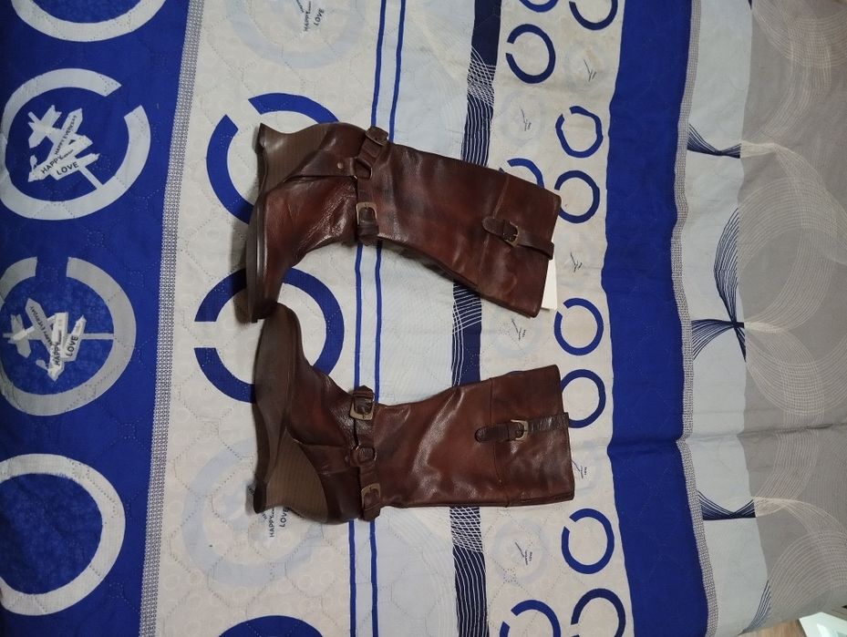 Чисто нови испански ботуши