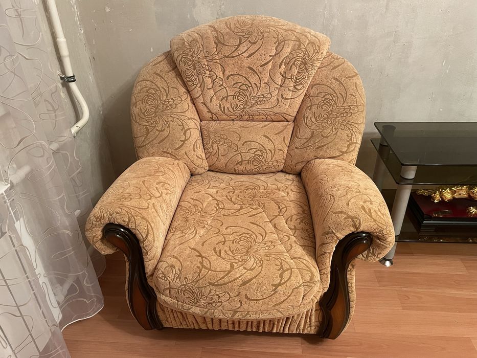 Продам 2 дивана и 1 кресло (комплект)