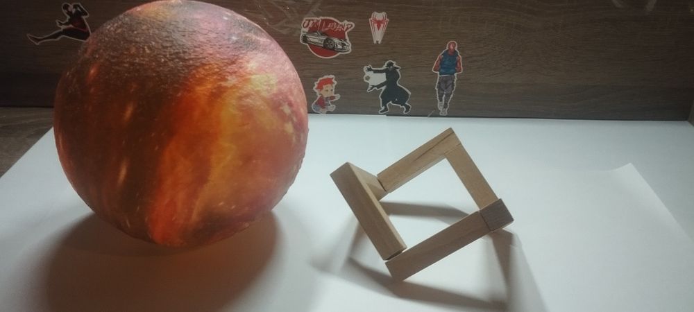 Ночник в виде планеты с пультом