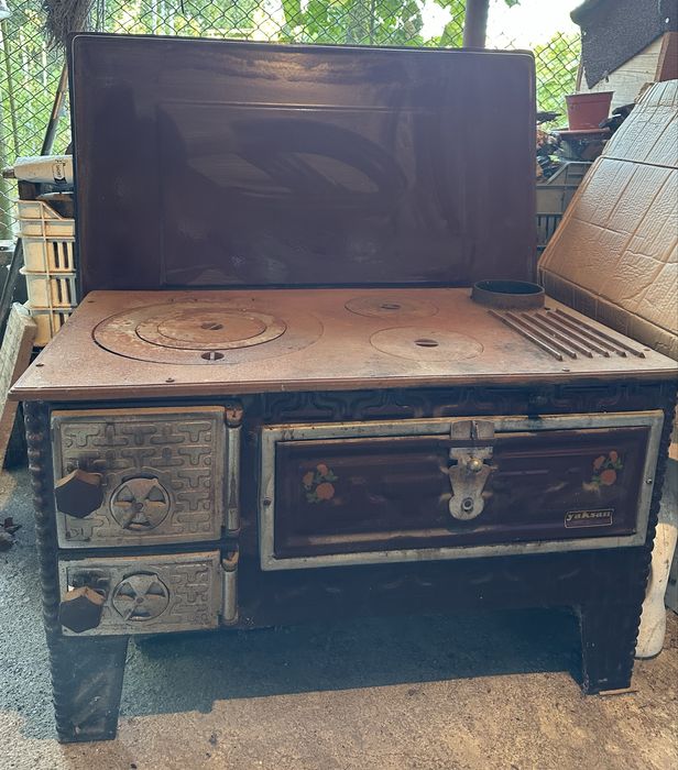 Печка на твърдо гориво голяма