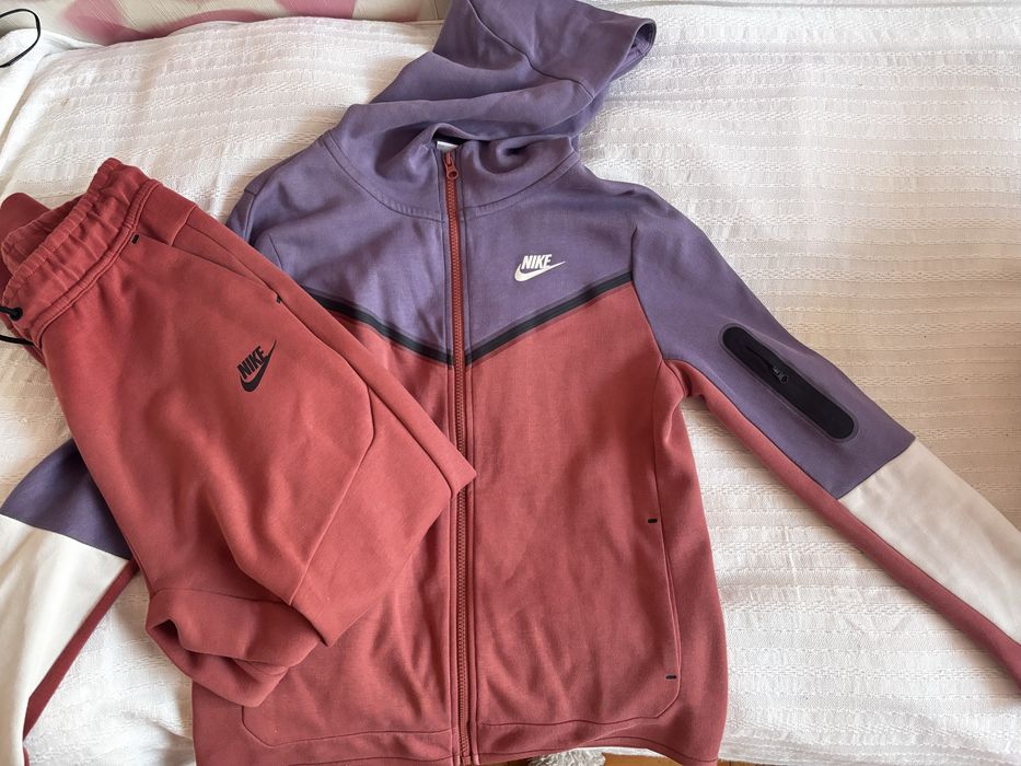 Продавам оригинален Nike Tech