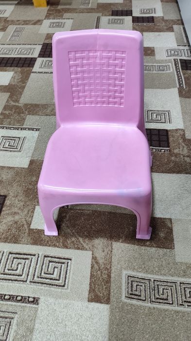 Детские пластиковые стулья