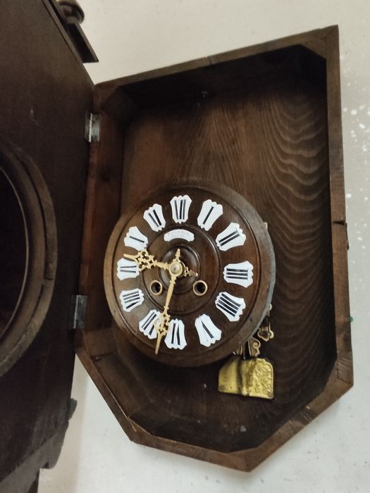 Продавам 2 бр. стенни часовници в колекционерски вид.