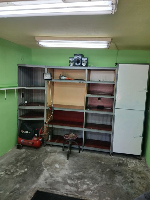 Продавам гараж в кв. Здравец под високото напрежение