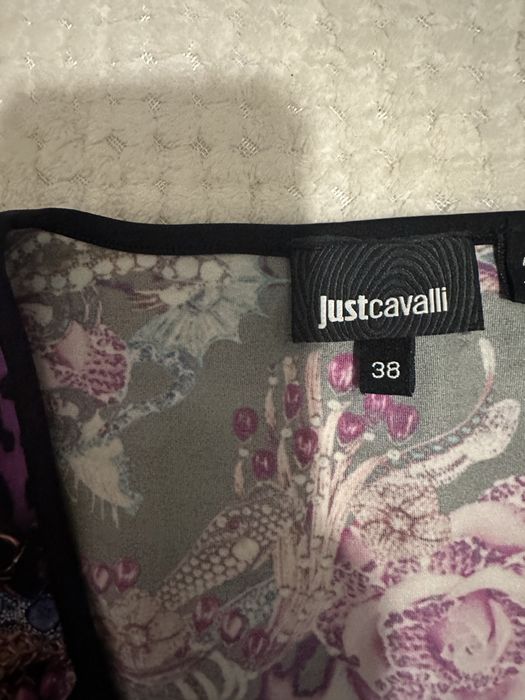 Ефектна рокля Just Cavalli – уникален десен и перфектна кройка размер XS/S