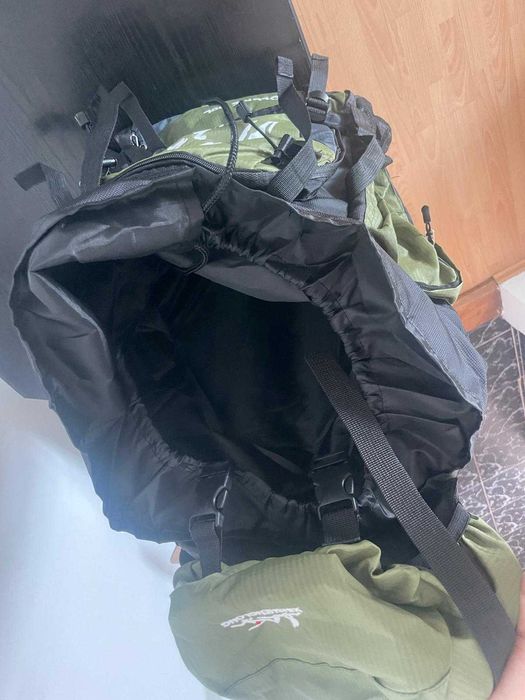 Ghiozdan mare de calatorii/ munte, 90L capacitate, nou si nefolosit
