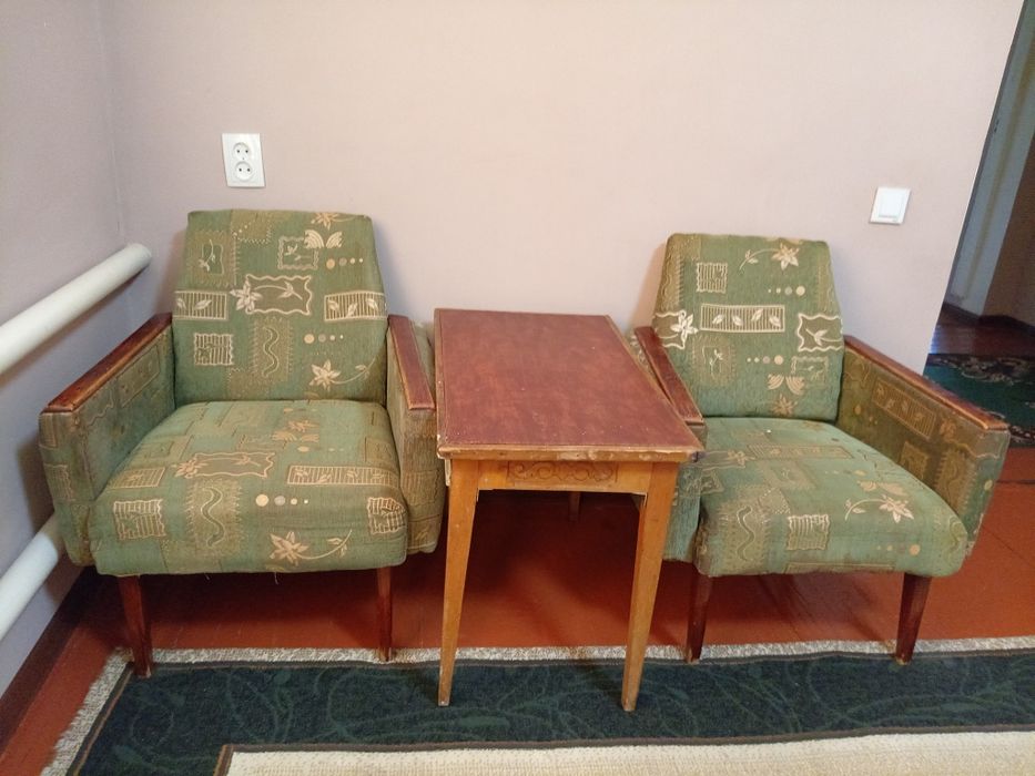 Продаётся диван и два кресла,