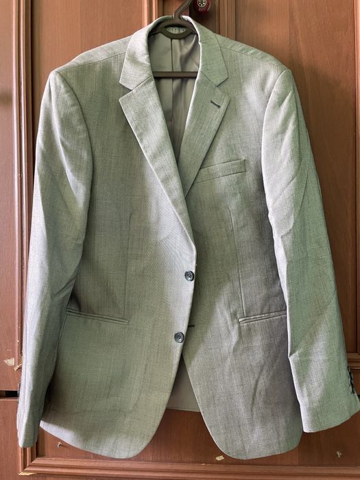 Чиройли костюмлар сотилади.