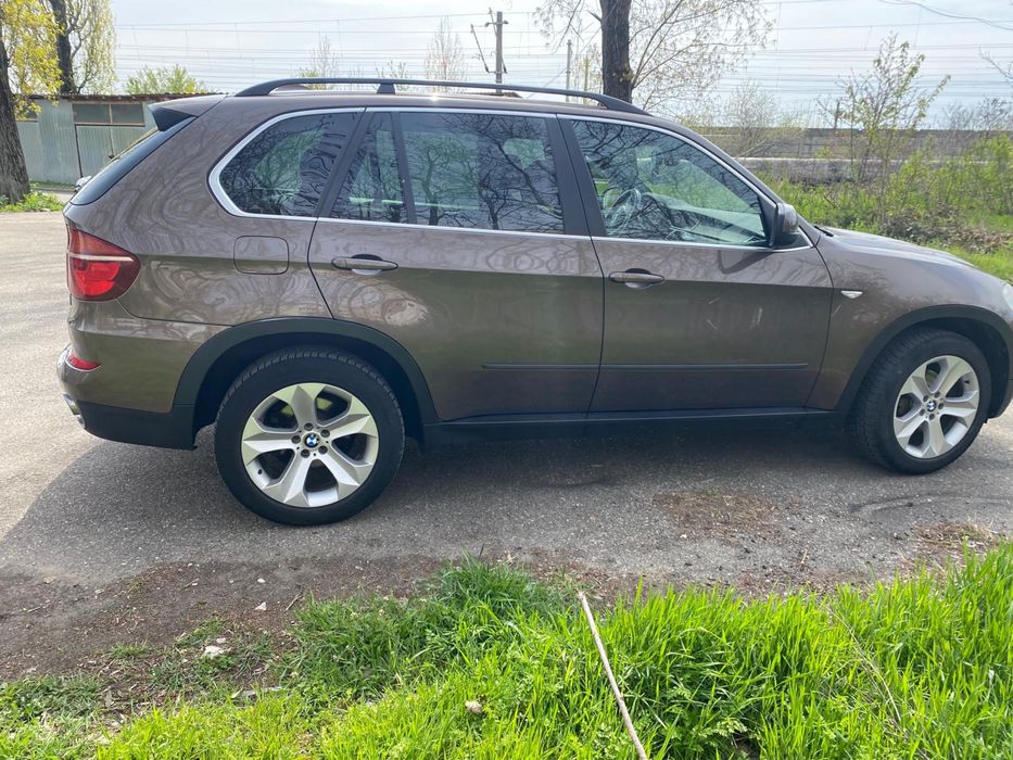 Vand bmw x5 3000 cm 2010 sau schimb cu vw T5 sau T6 cu locuri