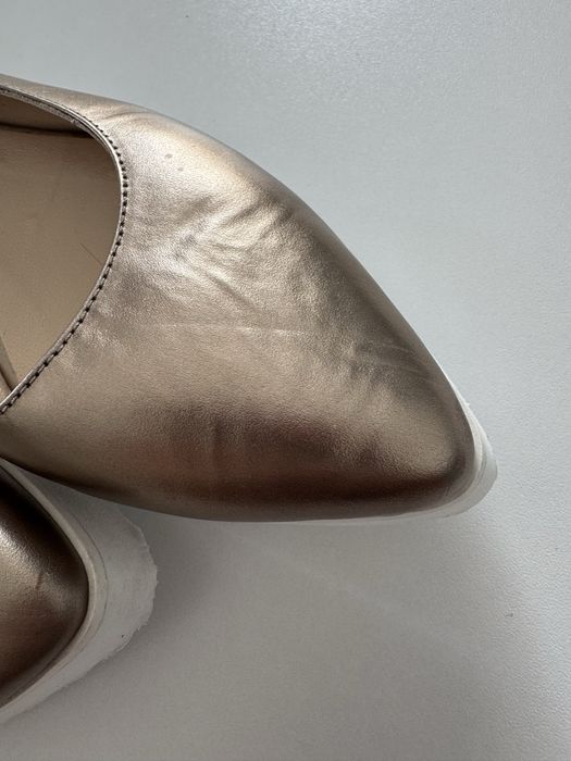 Balerini aurii cu talpa alba