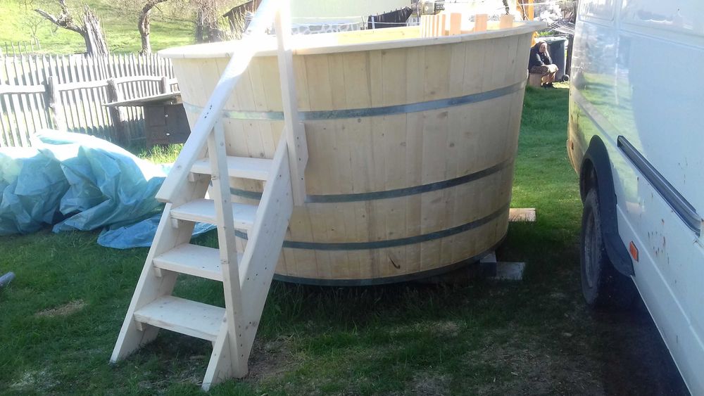 Ciubar/piscina din lemn