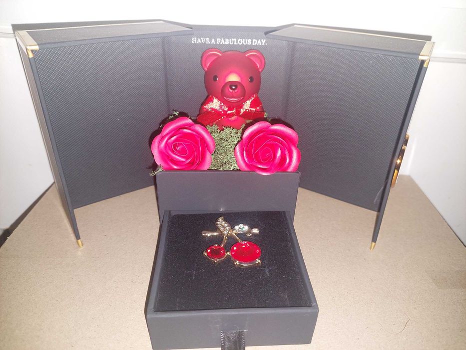 Caseta  / cutie cadou Urs Rose Bear din Trandafiri Roz Decorat Manual,