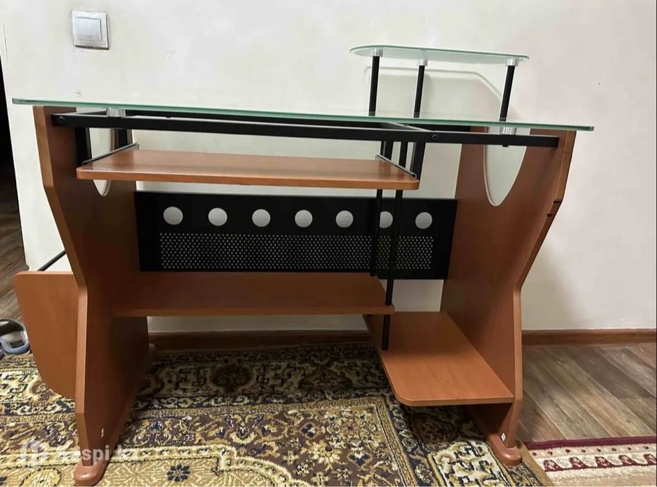 Стол учебный из прочного стекла