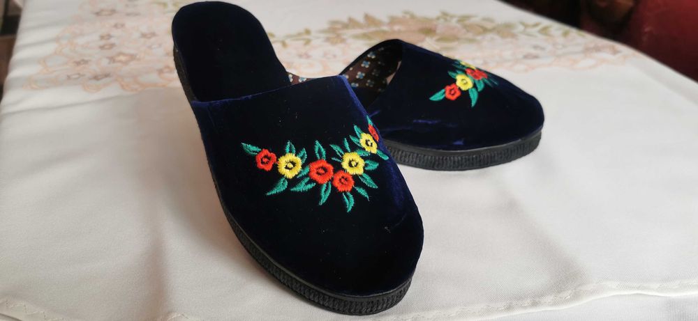 Чехлички, пантофи от синьо кадифе