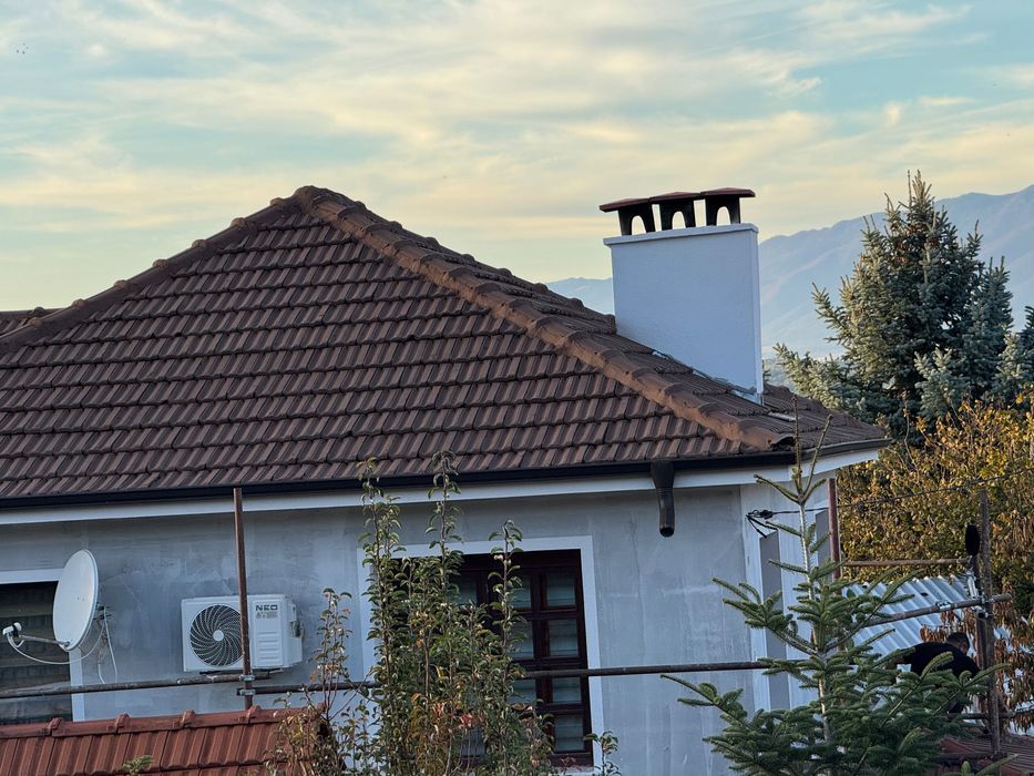 Боядисване на покриви, веранди фасади и всички видове вътрешни бои.