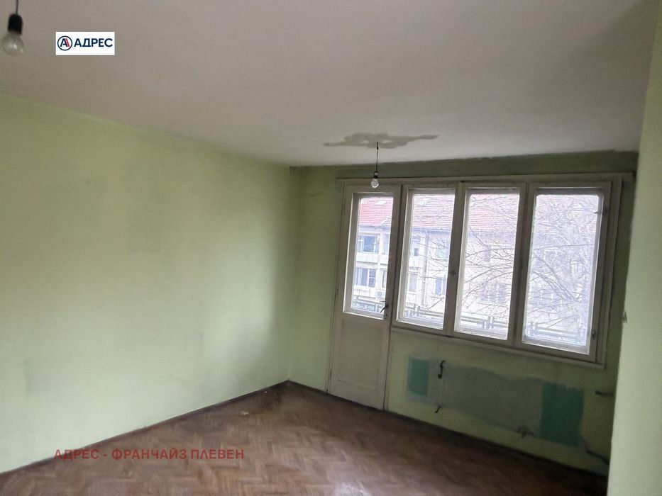 Продава се Тристаен апартамент в Плевен, Идеален център - 65 кв.м за 981 €/кв.м - Снимка #2