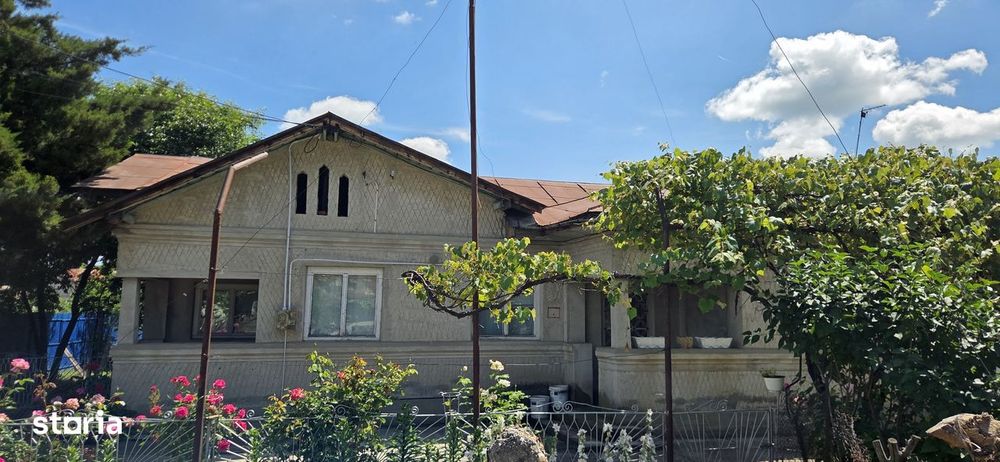 Casă cu curte generoasă 800 mp, baie, apă curentă, mutare imediată