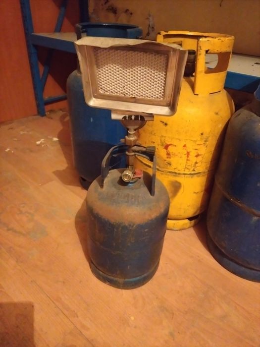 Продавам 3 броя газови бутилки. Цена за трите - 90 евро.