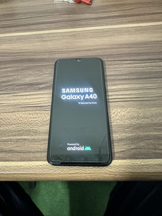 Samsung a40 arata foarte bine