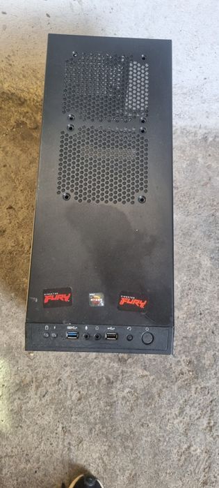 Vând carcase de calculator de geiming