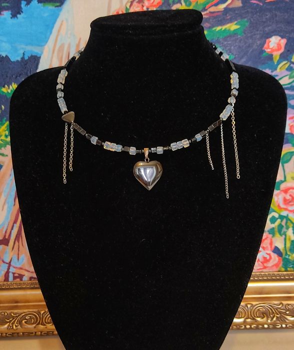 Колье с кулоном сердце.