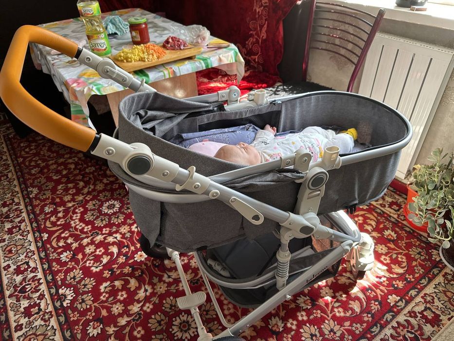 Kolaska va ovqat yidgan stul