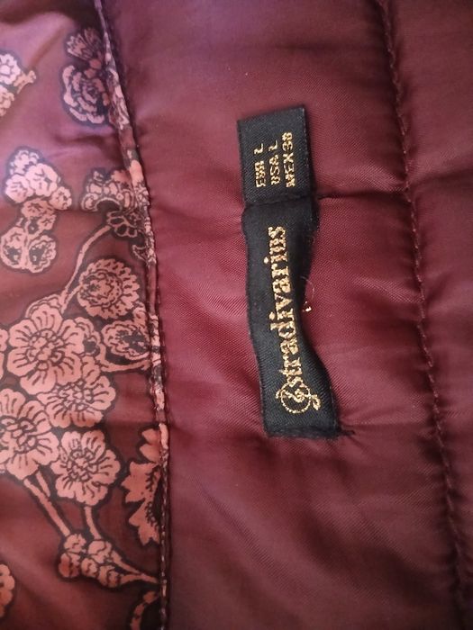 Jachetă Stradivarius matlasată vișinie, imprimeu floral baroc, S-M