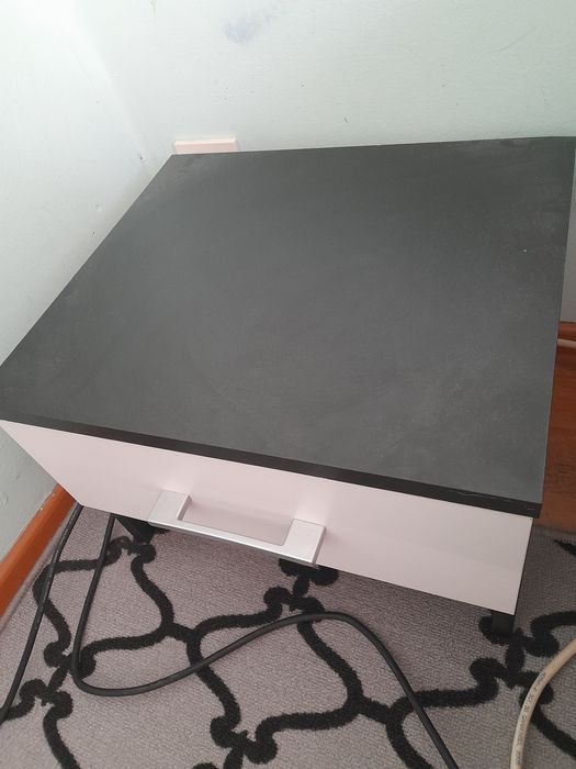 2 броя ношни шкафчета