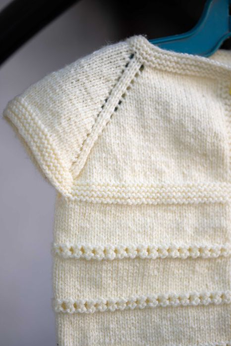 Ръчно плетени детски дрехи.