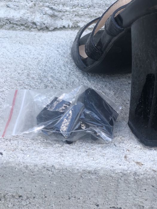 Сандали на ток, изкуствен лак. Слагани са 1път