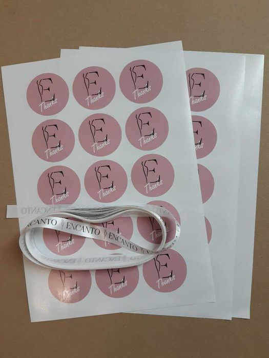 Наклейки, значки, стикеры, Бирки сатин, картонные Печать на лентах