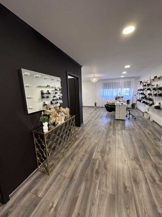 Inchiriez spatiu salon