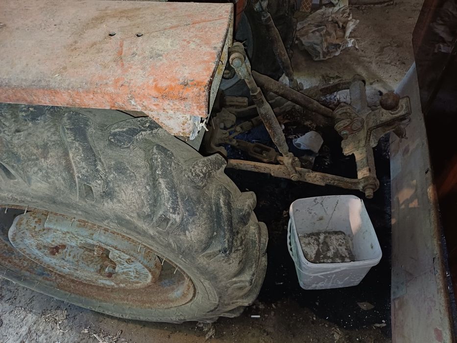 Трактор DFH 180  забраяен с вода избили тапи на главата