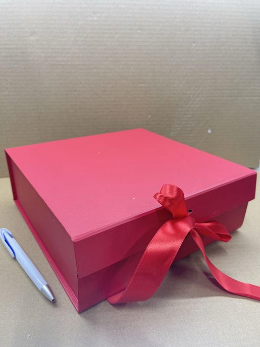 коробка плотная для подарков