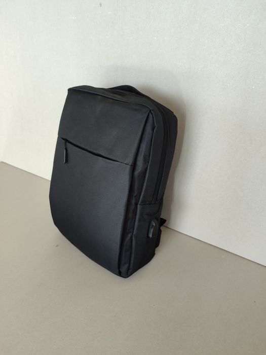 Водоустойчива раница с интегриран USB порт за зареждане