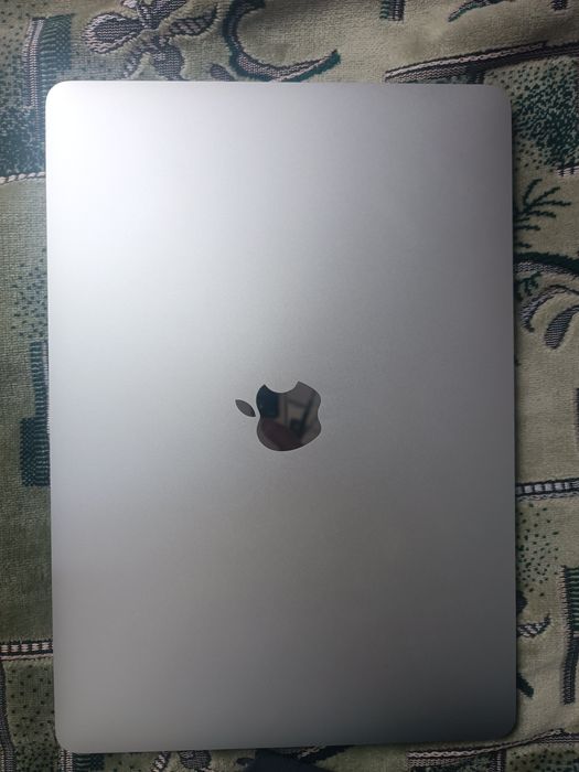 iPhone MacBook Pro