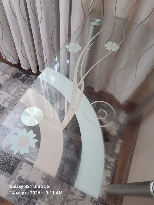 Стол стеклянный кухонный