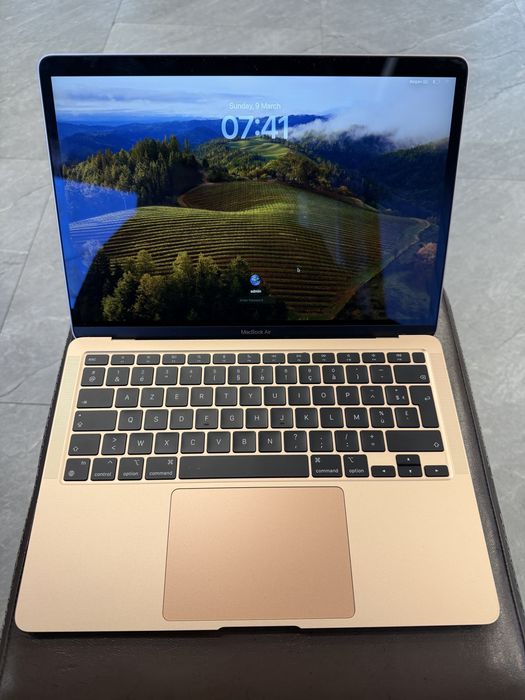 MacBook air m1,2020. Baterie 93% .