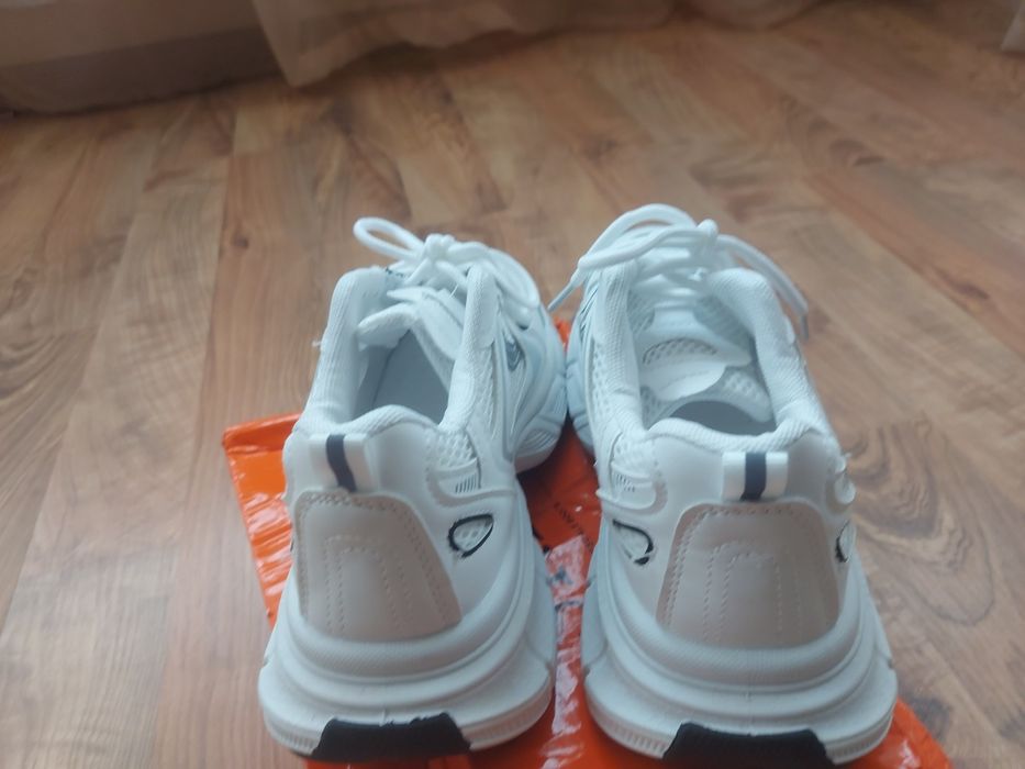 Кроссовки новые.