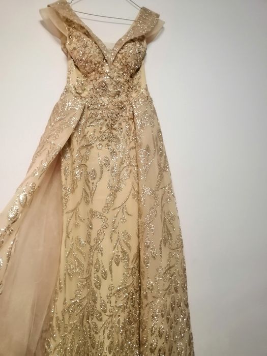 Rochie nouă, de eveniment tip sirenă cu trenă, pe corp.