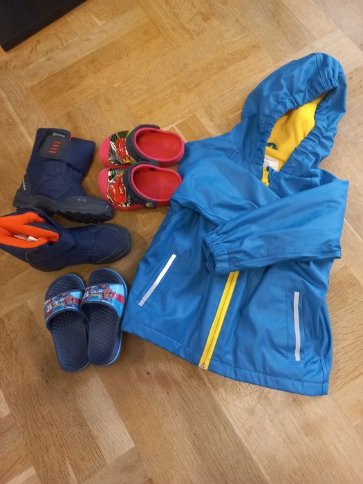 Дъждобран, ботушки и чехли